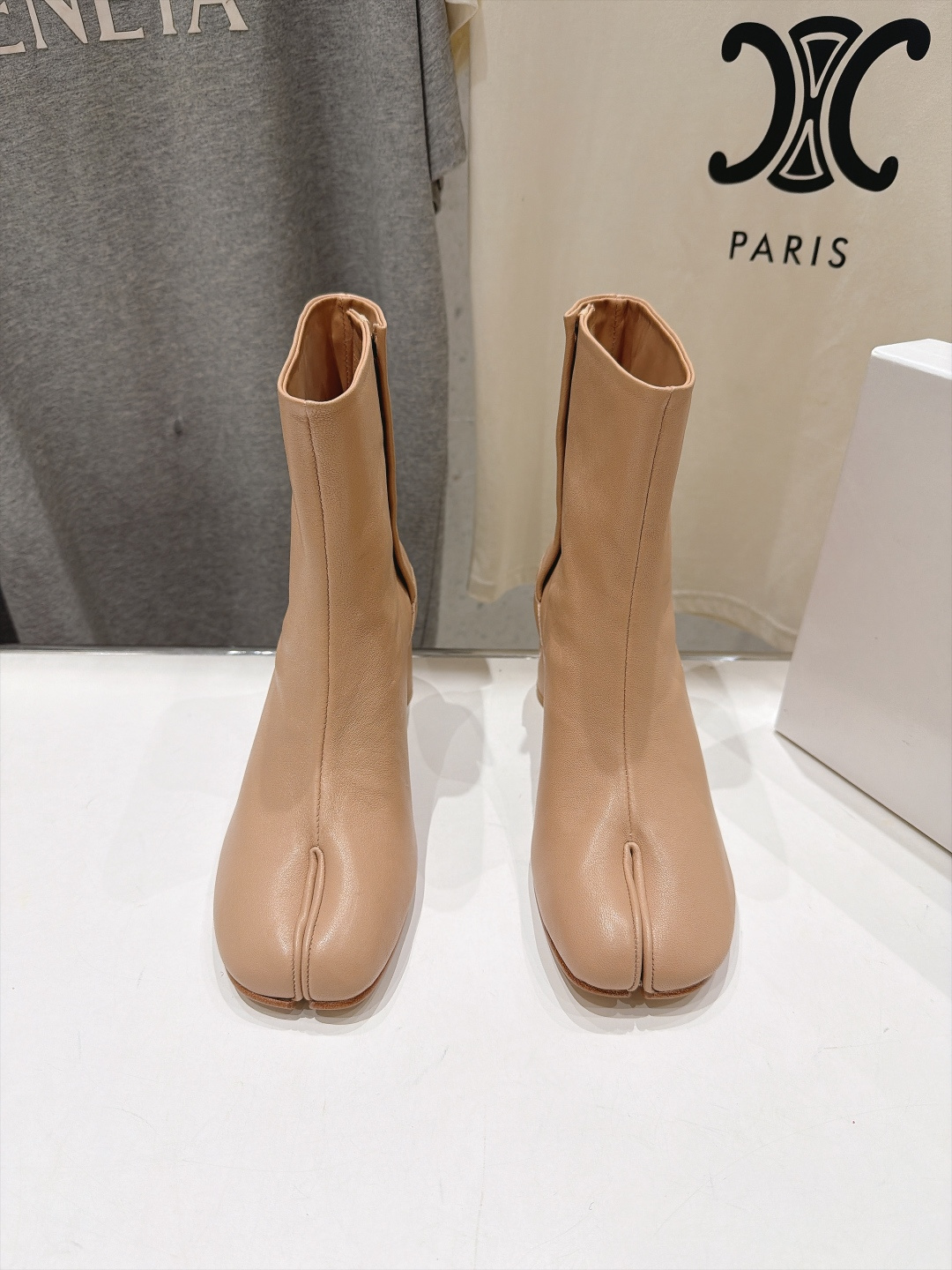 高版本出厂   Maison Margiela MM6马吉拉F055 26ss秋冬季新款分趾靴高跟短靴 MM6这款短靴设