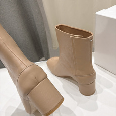 高版本出厂 Maison Margiela MM6马吉拉F055 26ss秋冬季新款分趾靴高跟短靴 MM6这款短靴设 高版本出厂 Maison Margiela MM6马吉拉F055 26ss秋冬季新款分趾靴高跟短靴 MM6这款短靴设