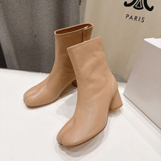高版本出厂 Maison Margiela MM6马吉拉F055 26ss秋冬季新款分趾靴高跟短靴 MM6这款短靴设 高版本出厂 Maison Margiela MM6马吉拉F055 26ss秋冬季新款分趾靴高跟短靴 MM6这款短靴设