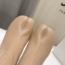 高版本出厂 Maison Margiela MM6马吉拉F055 26ss秋冬季新款分趾靴高跟短靴 MM6这款短靴设 高版本出厂 Maison Margiela MM6马吉拉F055 26ss秋冬季新款分趾靴高跟短靴 MM6这款短靴设
