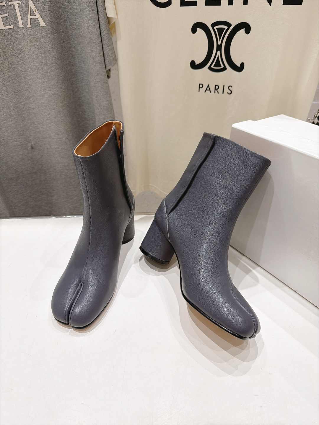 高版本出厂   Maison Margiela MM6马吉拉F055 26ss秋冬季新款分趾靴高跟短靴 MM6这款短靴设