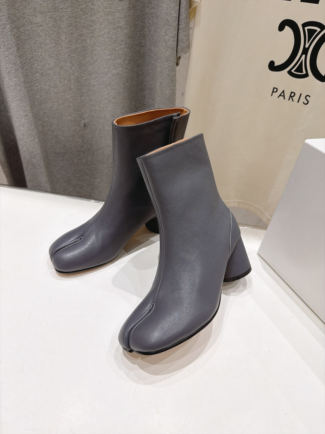 高版本出厂   Maison Margiela MM6马吉拉F055 26ss秋冬季新款分趾靴高跟短靴 MM6这款短靴设