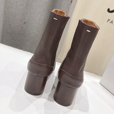 高版本出厂 Maison Margiela MM6马吉拉F055 26ss秋冬季新款分趾靴高跟短靴 MM6这款短靴设 高版本出厂 Maison Margiela MM6马吉拉F055 26ss秋冬季新款分趾靴高跟短靴 MM6这款短靴设