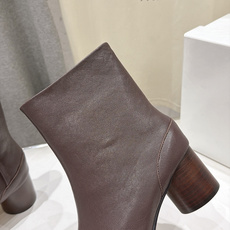 高版本出厂 Maison Margiela MM6马吉拉F055 26ss秋冬季新款分趾靴高跟短靴 MM6这款短靴设 高版本出厂 Maison Margiela MM6马吉拉F055 26ss秋冬季新款分趾靴高跟短靴 MM6这款短靴设