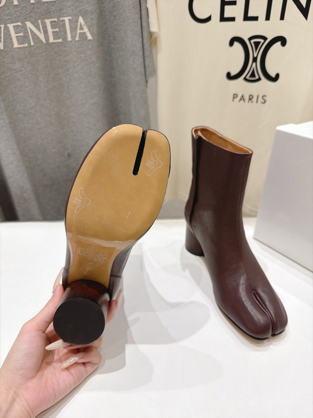 高版本出厂 Maison Margiela MM6马吉拉F055 26ss秋冬季新款分趾靴高跟短靴 MM6这款短靴设 高版本出厂 Maison Margiela MM6马吉拉F055 26ss秋冬季新款分趾靴高跟短靴 MM6这款短靴设