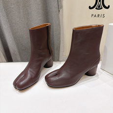 高版本出厂 Maison Margiela MM6马吉拉F055 26ss秋冬季新款分趾靴高跟短靴 MM6这款短靴设 高版本出厂 Maison Margiela MM6马吉拉F055 26ss秋冬季新款分趾靴高跟短靴 MM6这款短靴设
