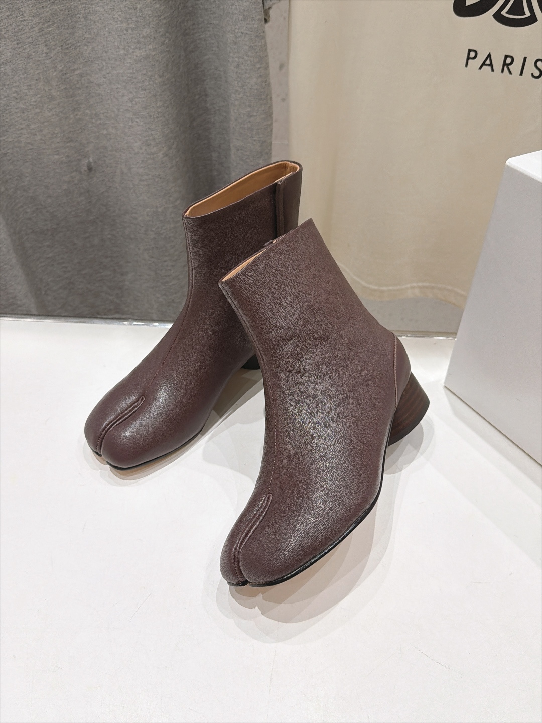 高版本出厂   Maison Margiela MM6马吉拉F055 26ss秋冬季新款分趾靴高跟短靴 MM6这款短靴设