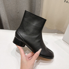 高版本出厂 Maison Margiela MM6马吉拉F055 26ss秋冬季新款分趾靴高跟短靴 MM6这款短靴设 高版本出厂 Maison Margiela MM6马吉拉F055 26ss秋冬季新款分趾靴高跟短靴 MM6这款短靴设