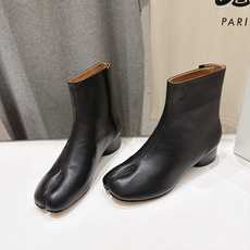 高版本出厂 Maison Margiela MM6马吉拉F055 26ss秋冬季新款分趾靴高跟短靴 MM6这款短靴设 高版本出厂 Maison Margiela MM6马吉拉F055 26ss秋冬季新款分趾靴高跟短靴 MM6这款短靴设