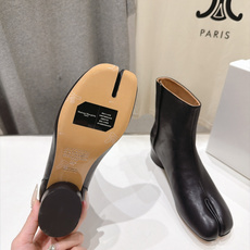 高版本出厂 Maison Margiela MM6马吉拉F055 26ss秋冬季新款分趾靴高跟短靴 MM6这款短靴设 高版本出厂 Maison Margiela MM6马吉拉F055 26ss秋冬季新款分趾靴高跟短靴 MM6这款短靴设