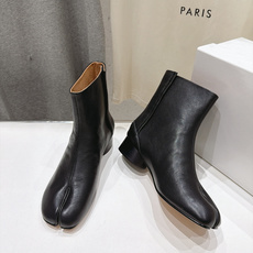 高版本出厂 Maison Margiela MM6马吉拉F055 26ss秋冬季新款分趾靴高跟短靴 MM6这款短靴设 高版本出厂 Maison Margiela MM6马吉拉F055 26ss秋冬季新款分趾靴高跟短靴 MM6这款短靴设