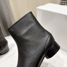 高版本出厂 Maison Margiela MM6马吉拉F055 26ss秋冬季新款分趾靴高跟短靴 MM6这款短靴设 高版本出厂 Maison Margiela MM6马吉拉F055 26ss秋冬季新款分趾靴高跟短靴 MM6这款短靴设