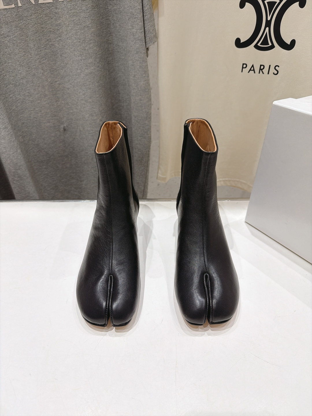 高版本出厂   Maison Margiela MM6马吉拉F055 26ss秋冬季新款分趾靴高跟短靴 MM6这款短靴设