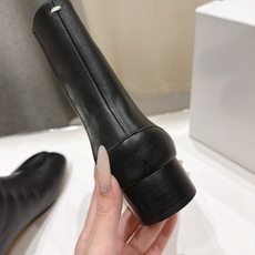高版本出厂 Maison Margiela MM6马吉拉F055 26ss秋冬季新款分趾靴高跟短靴 MM6这款短靴设 高版本出厂 Maison Margiela MM6马吉拉F055 26ss秋冬季新款分趾靴高跟短靴 MM6这款短靴设