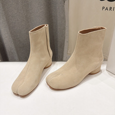 高版本出厂 Maison Margiela MM6马吉拉F055 26ss秋冬季新款分趾靴高跟短靴 MM6这款短靴设 高版本出厂 Maison Margiela MM6马吉拉F055 26ss秋冬季新款分趾靴高跟短靴 MM6这款短靴设