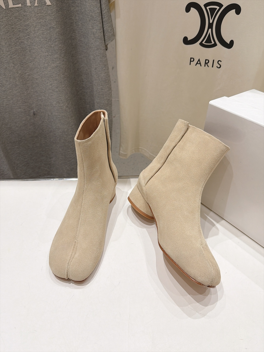 高版本出厂 Maison Margiela MM6马吉拉F055 26ss秋冬季新款分趾靴高跟短靴 MM6这款短靴设 高版本出厂 Maison Margiela MM6马吉拉F055 26ss秋冬季新款分趾靴高跟短靴 MM6这款短靴设