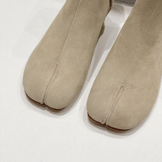 高版本出厂 Maison Margiela MM6马吉拉F055 26ss秋冬季新款分趾靴高跟短靴 MM6这款短靴设 高版本出厂 Maison Margiela MM6马吉拉F055 26ss秋冬季新款分趾靴高跟短靴 MM6这款短靴设