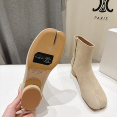 高版本出厂 Maison Margiela MM6马吉拉F055 26ss秋冬季新款分趾靴高跟短靴 MM6这款短靴设 高版本出厂 Maison Margiela MM6马吉拉F055 26ss秋冬季新款分趾靴高跟短靴 MM6这款短靴设