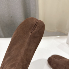 高版本出厂 Maison Margiela MM6马吉拉F055 26ss秋冬季新款分趾靴高跟短靴 MM6这款短靴设 高版本出厂 Maison Margiela MM6马吉拉F055 26ss秋冬季新款分趾靴高跟短靴 MM6这款短靴设