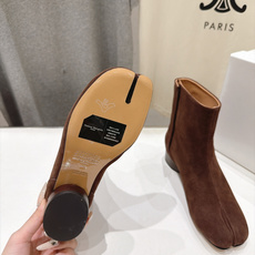 高版本出厂 Maison Margiela MM6马吉拉F055 26ss秋冬季新款分趾靴高跟短靴 MM6这款短靴设 高版本出厂 Maison Margiela MM6马吉拉F055 26ss秋冬季新款分趾靴高跟短靴 MM6这款短靴设