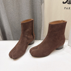 高版本出厂 Maison Margiela MM6马吉拉F055 26ss秋冬季新款分趾靴高跟短靴 MM6这款短靴设 高版本出厂 Maison Margiela MM6马吉拉F055 26ss秋冬季新款分趾靴高跟短靴 MM6这款短靴设