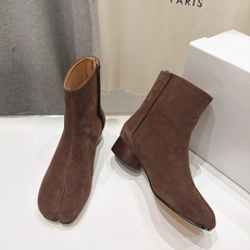 高版本出厂 Maison Margiela MM6马吉拉F055 26ss秋冬季新款分趾靴高跟短靴 MM6这款短靴设 高版本出厂 Maison Margiela MM6马吉拉F055 26ss秋冬季新款分趾靴高跟短靴 MM6这款短靴设