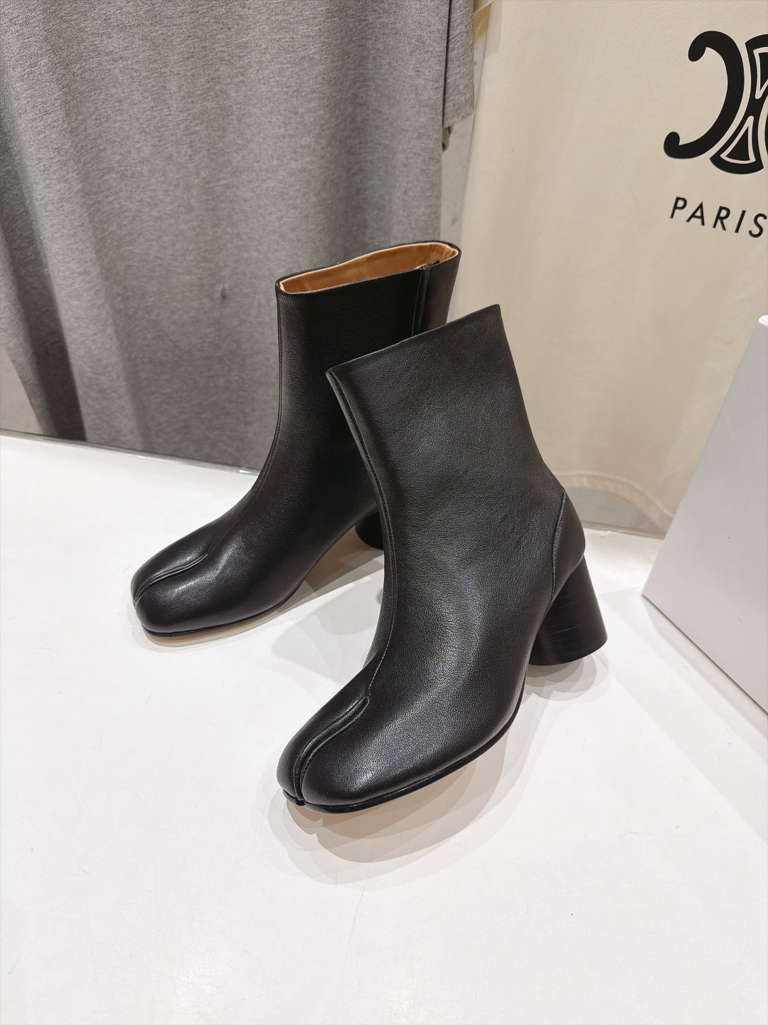 高版本出厂   Maison Margiela MM6马吉拉F055 26ss秋冬季新款分趾靴高跟短靴 MM6这款短靴设