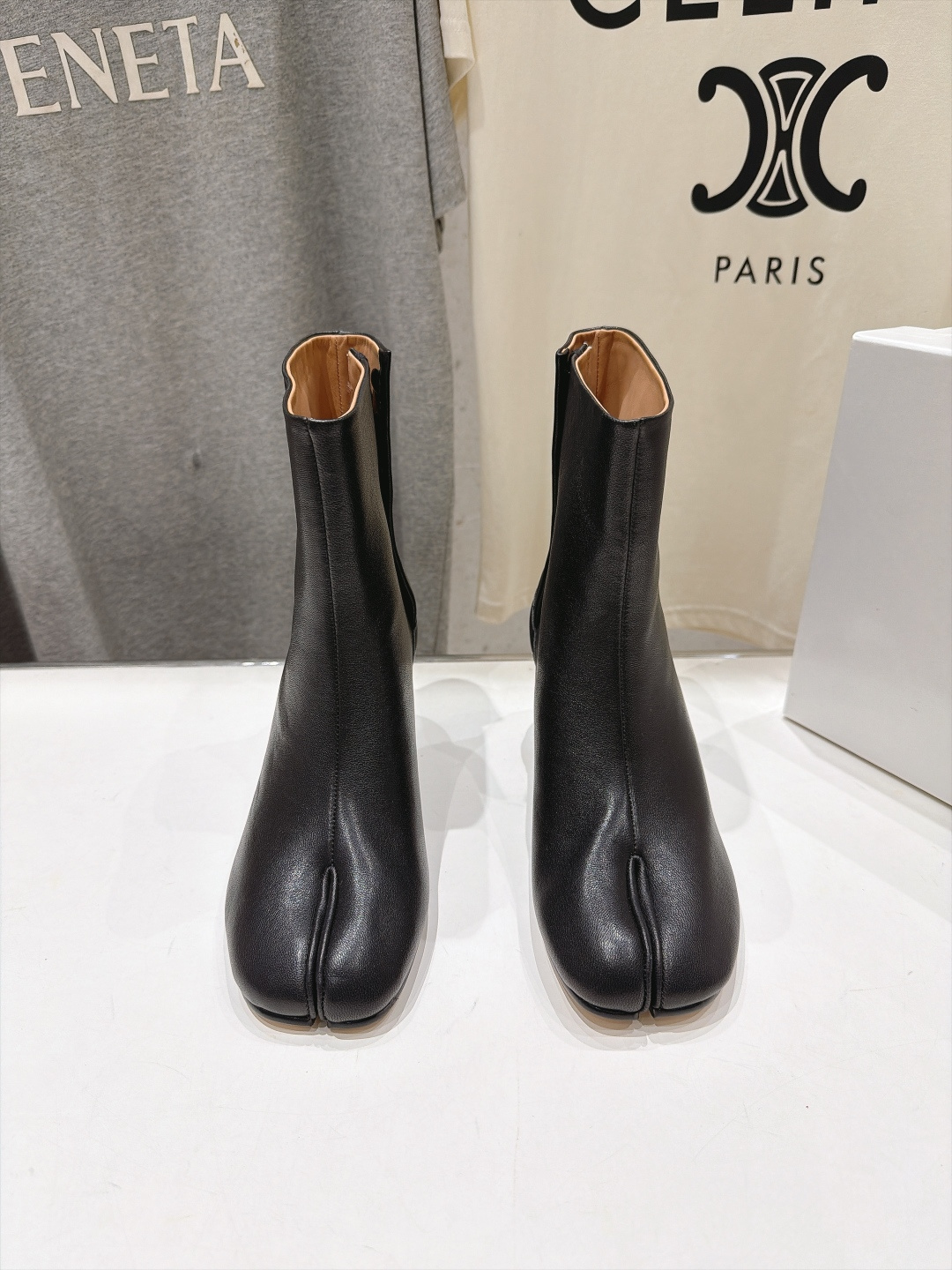 高版本出厂   Maison Margiela MM6马吉拉F055 26ss秋冬季新款分趾靴高跟短靴 MM6这款短靴设