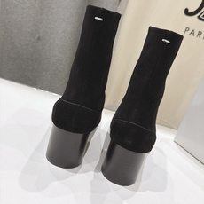 高版本出厂 Maison Margiela MM6马吉拉F055 26ss秋冬季新款分趾靴高跟短靴 MM6这款短靴设 高版本出厂 Maison Margiela MM6马吉拉F055 26ss秋冬季新款分趾靴高跟短靴 MM6这款短靴设
