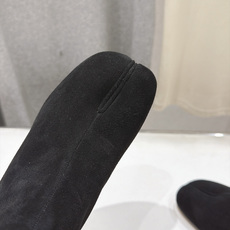 高版本出厂 Maison Margiela MM6马吉拉F055 26ss秋冬季新款分趾靴高跟短靴 MM6这款短靴设 高版本出厂 Maison Margiela MM6马吉拉F055 26ss秋冬季新款分趾靴高跟短靴 MM6这款短靴设