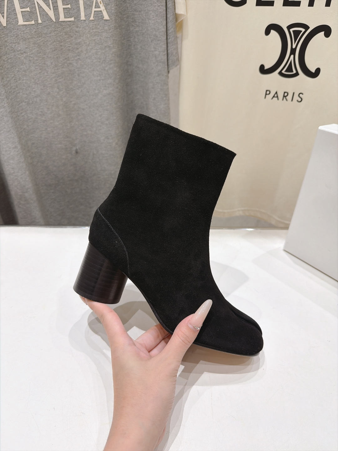 高版本出厂 Maison Margiela MM6马吉拉F055 26ss秋冬季新款分趾靴高跟短靴 MM6这款短靴设 高版本出厂 Maison Margiela MM6马吉拉F055 26ss秋冬季新款分趾靴高跟短靴 MM6这款短靴设