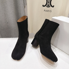 高版本出厂 Maison Margiela MM6马吉拉F055 26ss秋冬季新款分趾靴高跟短靴 MM6这款短靴设 高版本出厂 Maison Margiela MM6马吉拉F055 26ss秋冬季新款分趾靴高跟短靴 MM6这款短靴设