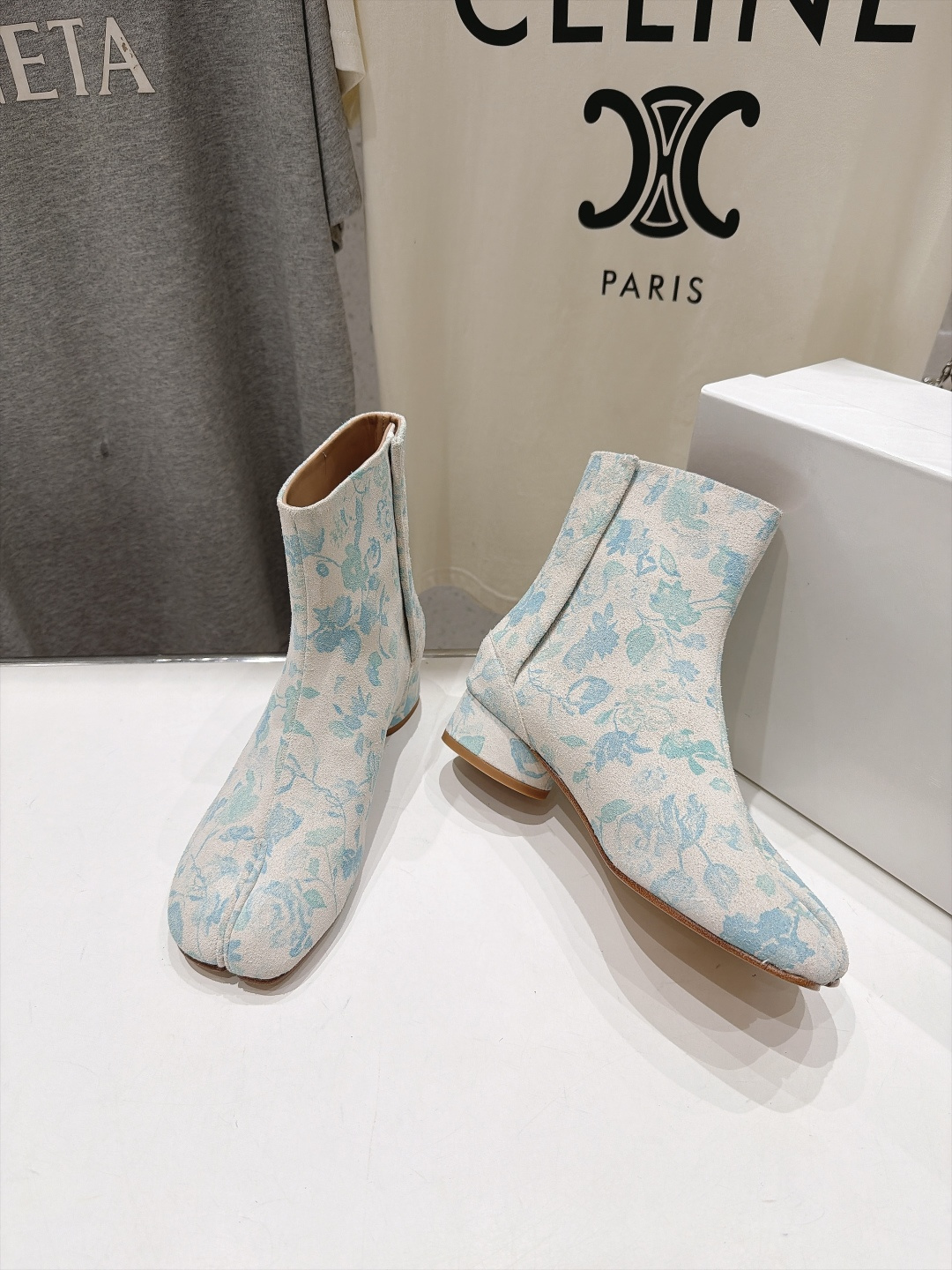 高版本出厂   Maison Margiela MM6马吉拉F055 26ss秋冬季新款分趾靴高跟短靴 MM6这款短靴设
