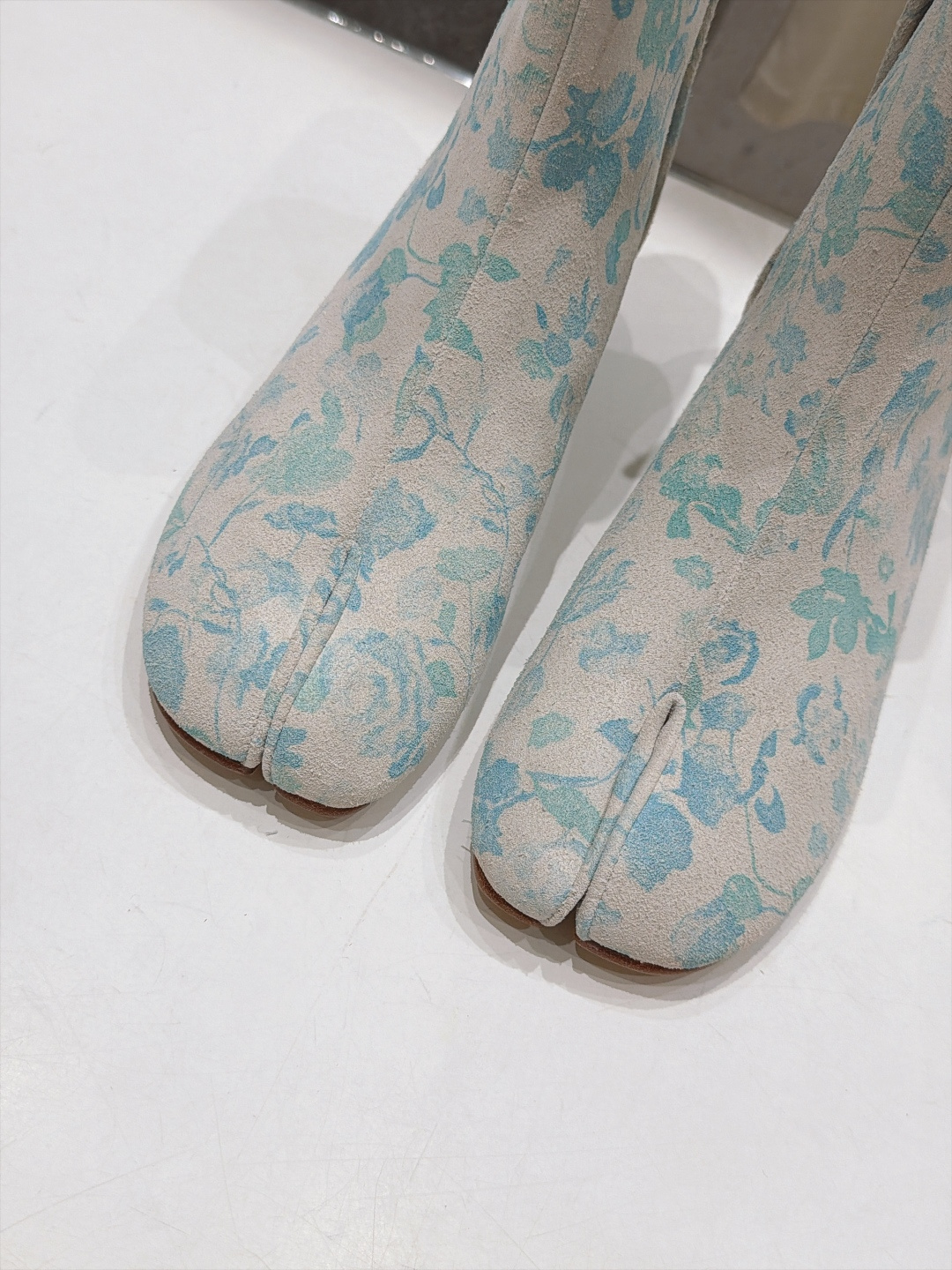 高版本出厂   Maison Margiela MM6马吉拉F055 26ss秋冬季新款分趾靴高跟短靴 MM6这款短靴设