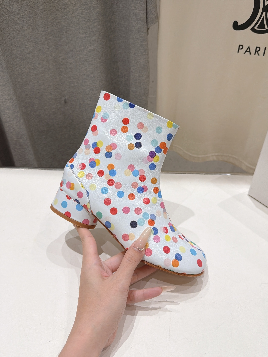 高版本出厂   Maison Margiela MM6马吉拉F055 26ss秋冬季新款分趾靴高跟短靴 MM6这款短靴设