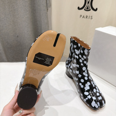 高版本出厂 Maison Margiela MM6马吉拉F055 26ss秋冬季新款分趾靴高跟短靴 MM6这款短靴设 高版本出厂 Maison Margiela MM6马吉拉F055 26ss秋冬季新款分趾靴高跟短靴 MM6这款短靴设