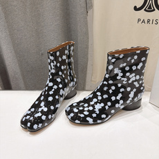 高版本出厂 Maison Margiela MM6马吉拉F055 26ss秋冬季新款分趾靴高跟短靴 MM6这款短靴设 高版本出厂 Maison Margiela MM6马吉拉F055 26ss秋冬季新款分趾靴高跟短靴 MM6这款短靴设