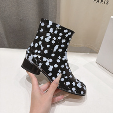 高版本出厂 Maison Margiela MM6马吉拉F055 26ss秋冬季新款分趾靴高跟短靴 MM6这款短靴设 高版本出厂 Maison Margiela MM6马吉拉F055 26ss秋冬季新款分趾靴高跟短靴 MM6这款短靴设