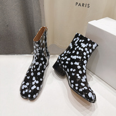 高版本出厂 Maison Margiela MM6马吉拉F055 26ss秋冬季新款分趾靴高跟短靴 MM6这款短靴设 高版本出厂 Maison Margiela MM6马吉拉F055 26ss秋冬季新款分趾靴高跟短靴 MM6这款短靴设