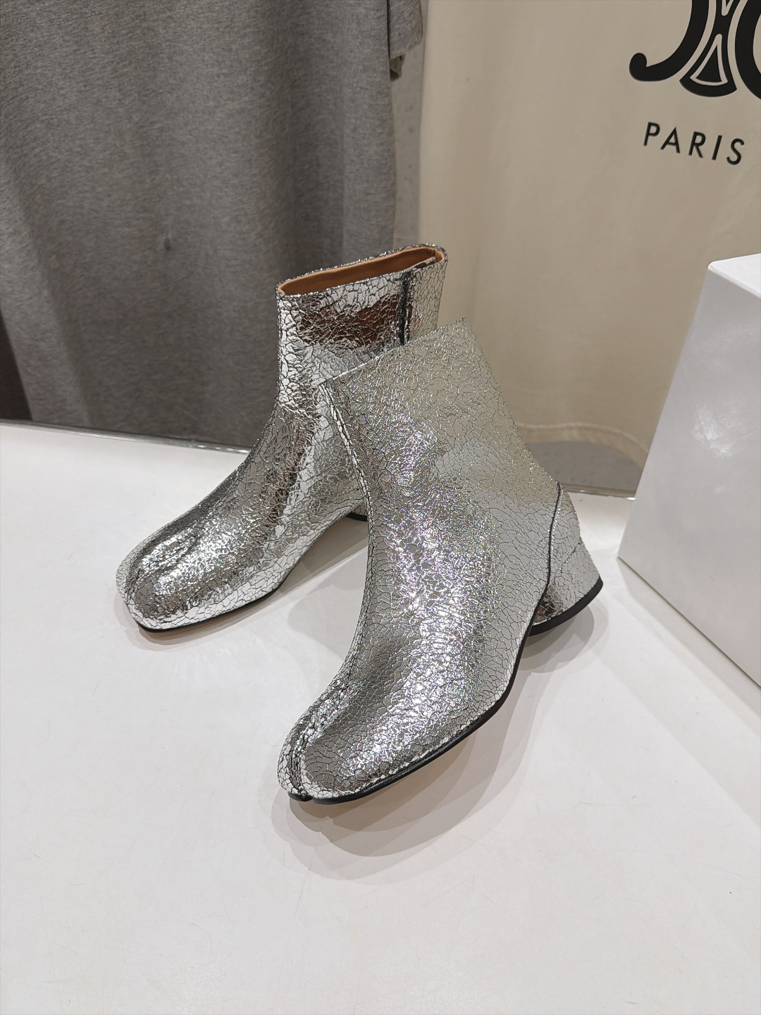 高版本出厂   Maison Margiela MM6马吉拉F055 26ss秋冬季新款分趾靴高跟短靴 MM6这款短靴设