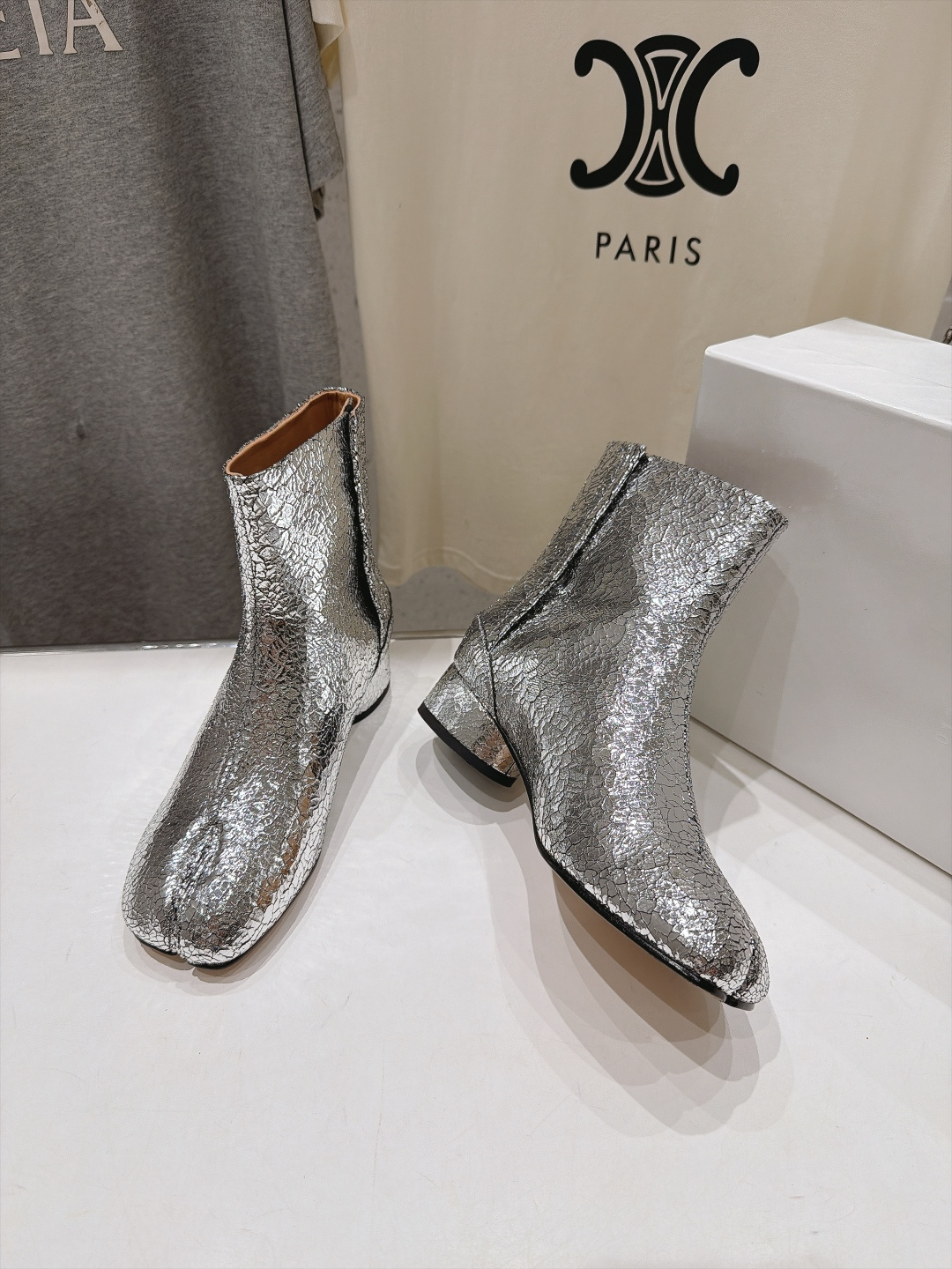 高版本出厂   Maison Margiela MM6马吉拉F055 26ss秋冬季新款分趾靴高跟短靴 MM6这款短靴设