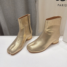 高版本出厂 Maison Margiela MM6马吉拉F055 26ss秋冬季新款分趾靴高跟短靴 MM6这款短靴设 高版本出厂 Maison Margiela MM6马吉拉F055 26ss秋冬季新款分趾靴高跟短靴 MM6这款短靴设