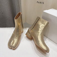 高版本出厂 Maison Margiela MM6马吉拉F055 26ss秋冬季新款分趾靴高跟短靴 MM6这款短靴设 高版本出厂 Maison Margiela MM6马吉拉F055 26ss秋冬季新款分趾靴高跟短靴 MM6这款短靴设