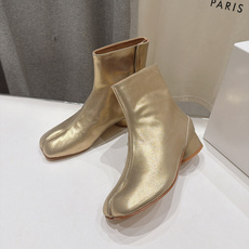 高版本出厂 Maison Margiela MM6马吉拉F055 26ss秋冬季新款分趾靴高跟短靴 MM6这款短靴设 高版本出厂 Maison Margiela MM6马吉拉F055 26ss秋冬季新款分趾靴高跟短靴 MM6这款短靴设