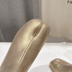 高版本出厂 Maison Margiela MM6马吉拉F055 26ss秋冬季新款分趾靴高跟短靴 MM6这款短靴设 高版本出厂 Maison Margiela MM6马吉拉F055 26ss秋冬季新款分趾靴高跟短靴 MM6这款短靴设