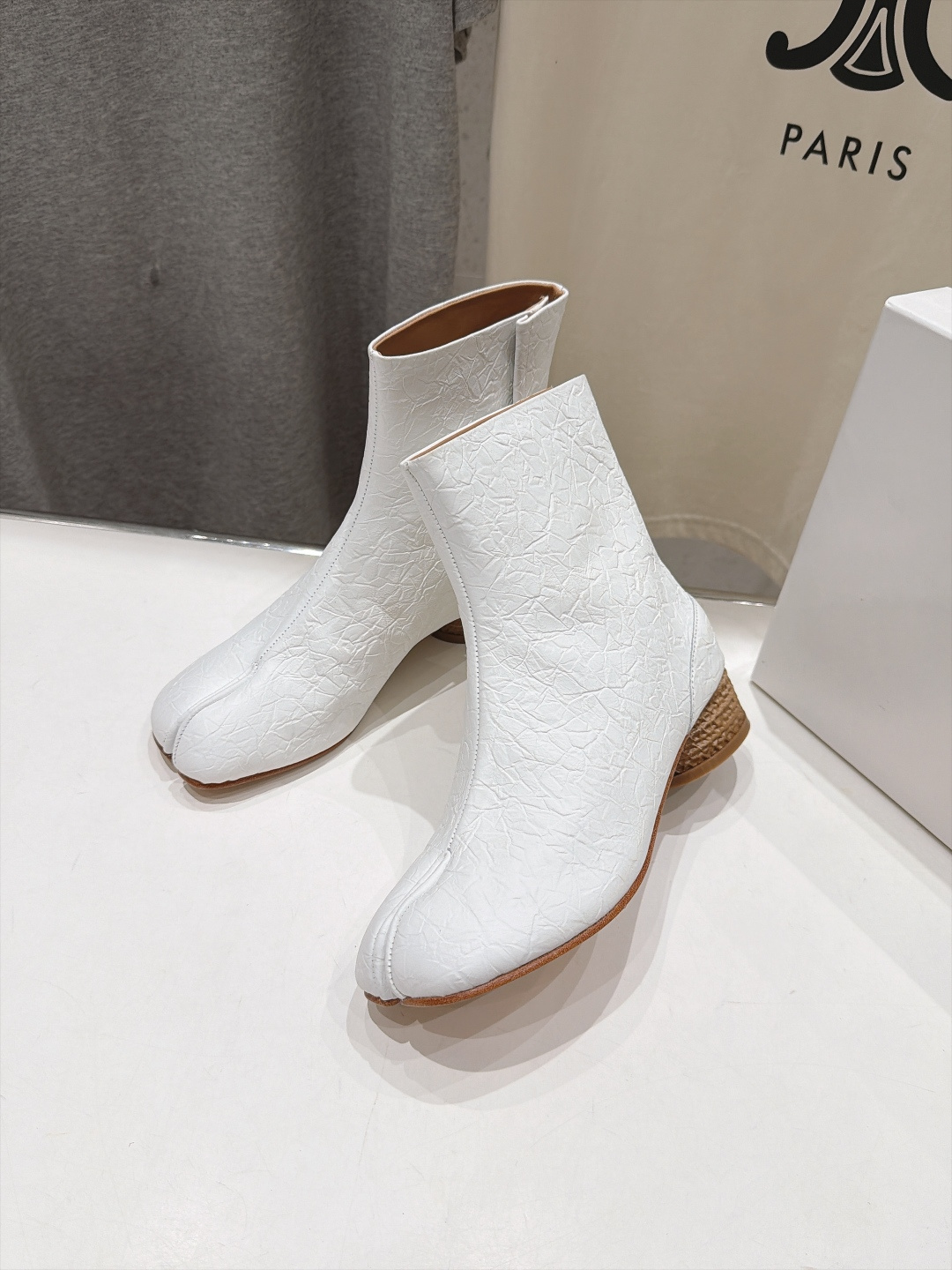 高版本出厂   Maison Margiela MM6马吉拉F055 26ss秋冬季新款分趾靴高跟短靴 MM6这款短靴设