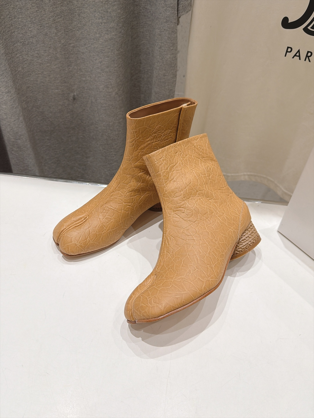 高版本出厂   Maison Margiela MM6马吉拉F055 26ss秋冬季新款分趾靴高跟短靴 MM6这款短靴设