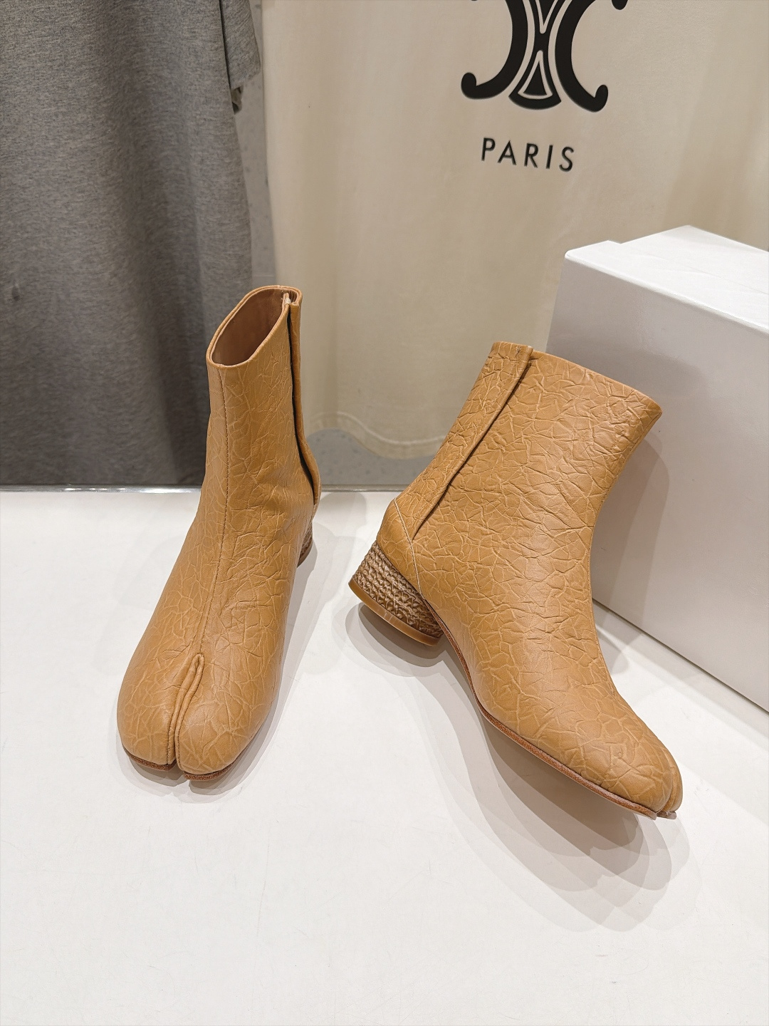 高版本出厂   Maison Margiela MM6马吉拉F055 26ss秋冬季新款分趾靴高跟短靴 MM6这款短靴设