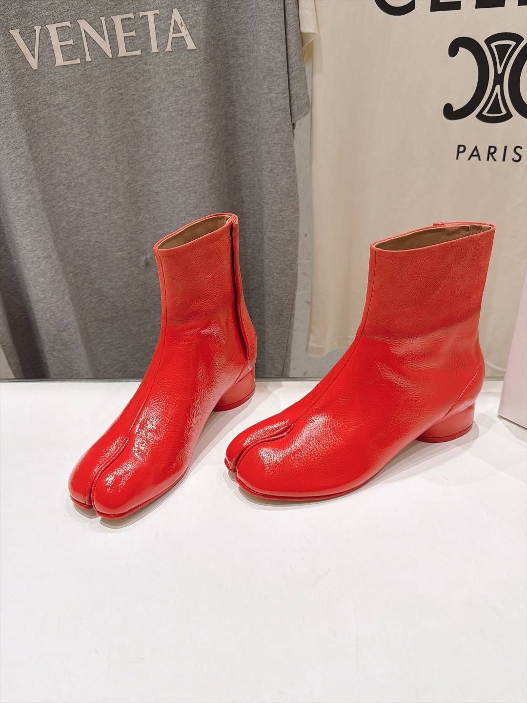 高版本出厂 Maison Margiela MM6马吉拉F055 26ss秋冬季新款分趾靴高跟短靴 MM6这款短靴设 高版本出厂 Maison Margiela MM6马吉拉F055 26ss秋冬季新款分趾靴高跟短靴 MM6这款短靴设