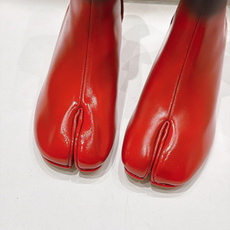 高版本出厂 Maison Margiela MM6马吉拉F055 26ss秋冬季新款分趾靴高跟短靴 MM6这款短靴设 高版本出厂 Maison Margiela MM6马吉拉F055 26ss秋冬季新款分趾靴高跟短靴 MM6这款短靴设